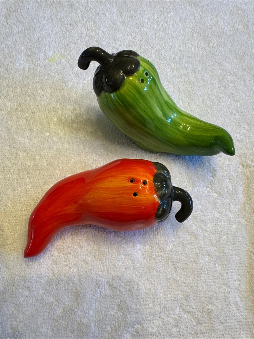 Hand-Painted Ceramic Chili Pepper Salt & Pepper Shaker Set - Red and Green